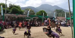 Fesival Benjang di Desa Ciporeat, Kecamatan Cilengkrang, Kabupaten Bandung. (Sumber: Ayobandung.id | Foto: Mildan Abdalloh)