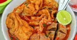 Baso Urat Saturnus yang memiliki kuah pedas. (Foto: Dok. Ayobandung.com)