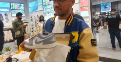 Adi Wardana, seorang disk jockey asal Kota Bandung yang menjadikan sneaker sebagai bagian dari identitas dan narasi hidupnya. (Sumber: Ayobandung.id | Foto: Eneng Reni Nuraisyah Jamil)