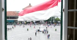 Dalam konteks modern, makna kemerdekaan tidak hanya muncul melalui upacara atau perayaan formal, melainkan juga melalui interaksi digital yang melintasi ruang dan waktu. (Sumber: Unsplash/ Inna Safa)