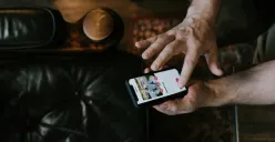 Anak muda sedang menggunakan aplikasi kencan (Sumber: pexels.com | Foto: cottonbro studio)