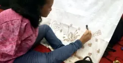 Ketika sebagian orang melihat keterbatasan sebagai penghalang, Ayu Tri Handayani menjadikannya sebagai titik awal untuk berkarya. (Sumber: Ayobandung.id | Foto: Eneng Reni Nuraisyah Jamil)