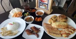Membawa semangat inklusif, eksperimen berani Me Time Cafe untuk menerapkan sistem “bayar seikhlasnya” jadi batu sandungan dalam merintis bisnis kuliner. (Sumber: Ayobandung.id | Foto: Eneng Reni Nuraisyah Jamil)
