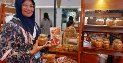 Ida Nuraida, owner UMKM Kaida Bawang Goreng. (Sumber: Ayobandung.id | Foto: Eneng Reni Nuraisyah Jamil)