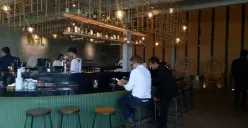 Nara Park Bandung bukan sekadar tempat makan, tapi sebuah destinasi wisata yang menyatukan alam, kuliner, dan kebersamaan. (Sumber: Ayobandung.id | Foto: Eneng Reni Nuraisyah Jamil)