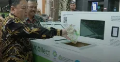 Rektor UIN Sunan Gunung Djati Bandung, Rosihon Anwar resmi meluncurkan UCOllect, mesin penukar minyak jelantah jadi rupiah di area parkir Gedung Pusat Pengembangan Bisnis (P2B), Rabu, (18/12/2024) (Sumber: Humas UIN SGD | Foto: Istimewa)