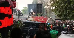Aksi solidaritas atau unjuk rasa di depan Gedung DPRD Jawa Barat kian memanas menjelang petang. (Sumber: Ayobandung.id | Foto: Gilang Fathu Romadhan)