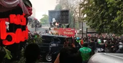 Suasana di depan Gedung DPRD Jawa Barat, Kota Bandung, pada Jumat 29 Agustus 2025 dikerumuni demonstran yang melakukan aksi protes. (Sumber: Ayobandung | Foto: Gilang Fathu Romadhan)