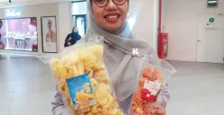 Sensen Mutia, Owner Cemmata Carmine, UMKM yang menawarkan berbagai camilan khas Sunda seperti dorokdok, seblak kering, cilok, hingga bakso ikan. (Sumber: Ayobandung.id | Foto: Eneng Reni Nuraisyah Jamil)