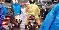 Genangan air menghambat arus lalu lintas di Jalan Cibaduyut, Kecamatan Bojongloa Kidul, Kota Bandung, Sabtu 29 November 2025 (Sumber: Novrandi Aqilah | Foto: Novrandi Aqilah)