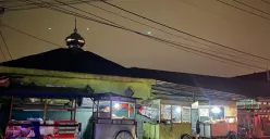 Sejumlah pedagang kaki lima yang tetap berjualan meski hujan di malam hari di kawasan Caringin 30-11-2025 (Sumber: Dokumentasi Penulis | Foto: Raifan Firdaus Al Farghani)