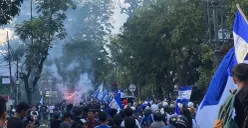 Ribuan bobotoh memenuhi ruas jalan Bandung saat merayakan kemenangan Persib Bandung pada Minggu sore, 25 Mei 2025. (foto: Della Titya)