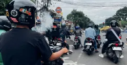 Seorang pengendara terlihat merokok saat berhenti di tengah kepadatan lalu lintas di kawasan Jalan Soekarno Hatta, Bandung, Selasa (02/12/2025), (Sumber: Dokumentasi Penulis | Foto: Farid Ahmad Faruqi)