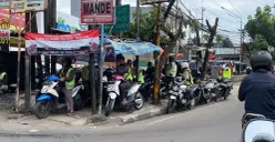 Sejumlah pengendara ojek pangkalan menunggu penumpang di area pangkalan Cijambe, pada Senin 1 Desember 2025. (Sumber: Dokumentasi penulis | Foto: Aisha Felicia A)