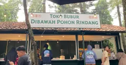 Suasana Toko Bubur di Bawah Pohon Rindang, Pinus Regency, Cinambo, Bandung. (Sumber: Rifa Windi | Foto: Rifa Windi)