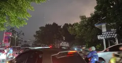 Pengendara Mengalami Kemacetan di Bunderan Cibiru, Kota Bandung, (1/12/2025). (Sumber: Dokumentasi Penulis | Foto: Sufia Putrani)