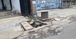 Kondisi trotoar yang sudah rusak parah, pada Jumat 28 November 2025. (Sumber: Dokumentasi Penulis | Foto: Ruth Maretha)