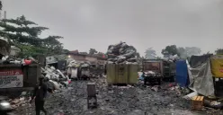 Penumpukan sampah terlihat berserakan di di Jalan Cilengkrang, Kawasan Ujung Berung, pada Senin, 1 Desember 2025 pukul 07.30 WIB. (Foto: Sumber Muhamad Paisal). (Sumber: Dokumentasi Penulis | Foto: Muhamad Paisal)