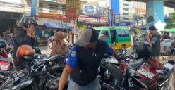 Seorang juru parkir yang sedang bertugas di Kiaracondong, Kota Bandung, Sabtu 29 November 2025 (Sumber: Dokumentasi Penulis | Foto: Asti Alya Anggraini)