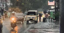 Angkutan Umum berhenti sembarangan menyebabkan kemacetan (1 Desember 2025). (Foto: Mohammad Raihan Assidiqqi)