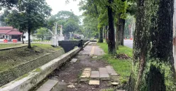 Kondisi trotoar Jln. Moch. Toha membutuhkan perbaikan oleh Pemerintah Kota Bandung, Sabtu (29//11/2025). (Foto: Risa)