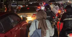 Pengendara terjebak macet di Buah Batu Ketika hujan turun, Senin (01/12/2025). (Foto: Nabila Khairunnisa P)