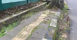 Permukaan trotoar yang tidak rata menunjukkan kurangnya perawatan di Jalan Gatot Subroto, Kota Bandung. (Sumber: Dokumentasi pribadi | Foto: Mochamad Haykal)