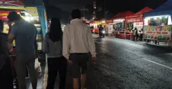Pejalan kaki harus melintas di jalan yang diisi oleh para pedagang di trotoar Lengkong Street Food, Kamis, 4 Desember 2025. (Sumber: Dokumentasi pribadi | Foto: Taqiyya Tamrin Tamam)
