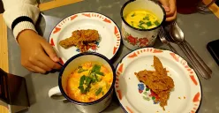  “Mie Telur Mandi” dari sebuah kedai di Kota Bandung yang sedang ramai diperbincangkan di media sosial. (Sumber: Dokumentasi Penulis)