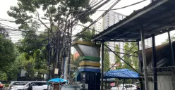 Kabel-kabel yang menggantung tak beraturan di Jl. Katapang, Lengkong, Kota Bandung, pada Rabu (03/12/2025). (Sumber: Dokumentasi Penulis | Foto: Masayu K.)