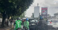 Pengendara melewati jalur Imanuel menuju kawasan Miko Mall pada Selasa 02 Desember 2025 usai hujan, terlihat merayap di tengah antrean kendaraan yang memanjang. (Sumber: Dokumentasi Penulis | Foto: Zaskia Naura Adilia Putri)