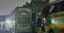 Terparkir 3 Bus Gunung Harta Transport Solustions (GHTS) saat malam hari di garasi GHTS (19/11/2025). (Sumber: Dokumentasi Pribadi | Foto: Dean Rahmani)