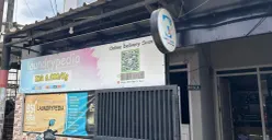 Laundrypedia hadir diperumahan padat menjadi andalan mahasiswa, di kampung Sukabirus, Kabupaten Bandung, Kamis 06 November 2025. (Sumber: Fadya Rahma Syifa | Foto: Fadya Rahma Syifa)