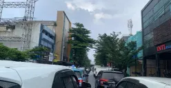 Deretan kendaraan terjebak dalam kemacetan pasca-hujan di Kota Bandung, (03/12/2025). (Foto: Zaidan Muafa)