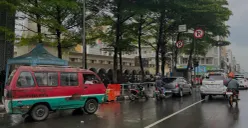 Rambu dilarang parkir jelas terpampang, tapi kendaraan masih berhenti seenaknya. Parkir liar bukan hanya melanggar aturan, tapi merampas hak pengguna jalan, Rabu (3/12/25) Alun-Alun Bandung. (Sumber: Dokumentasi Penulis | Foto: Ishanna Nagi)