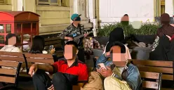 Seorang pengamen jalanan di Jln. Braga, Kecamatan Sumur Bandung, Kota Bandung, pada Selasa (2 Desember 2025). (Sumber: Dokumentasi Penulis | Foto: Rafid Afrizal Pamungkas)