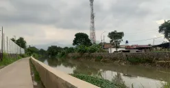 Kondisi Sungai Cinambo di Bandung Timur, yang dinilai mengalami pendangkalan dan penyempitan, menjadi bukti kegagalan tata kelola infrastruktur kota, (2 Desember 2025). (Sumber: Dok. Pribadi | Foto: Khansa Khairunsifa)