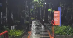 Lampu taman malam hari yang menerangi jalur pejalan kaki menunjukkan suasana sepi setelah hujan mengguyur Taman Lansia pada Rabu, 3 Desember 2025. (Sumber: Dokumentasi Penulis | Foto: Hilyatul Auliya)