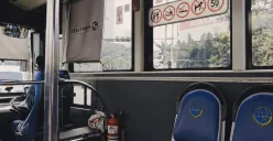 Suasana di dalam bus Trans Metro Pasundan di sore hari pada hari Selasa (2/12/2025). (Sumber: Dokumentasi Penulis | Foto: Dheana Husnaini)