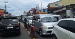 Suasana  kemacetan sore hari di sekitar Bundaran Cibiru. (Sumber: Ariya Andhika | Foto: Ariya Andhika)
