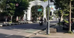 Potret trotoar di Jalan Dago yang tampak rapi sekilas, meski sejumlah titik masih menyimpan potensi risiko bagi pejalan kaki, 30 Desember 2025. (Sumber: Dokumentasi penulis | Foto: Nindy Lazuar)