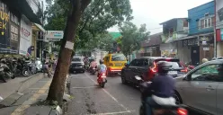 Tampak jalanan yang dipenuhi kendaraan di Jln. Cibaduyut, Kota Bandung (04/12/2025). (Sumber: Dokumentasi Penulis | Foto: Yudhistira Rangga Eka Putra)