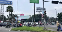 Kondisi lalu lintas yang berantakan di perempatan Batununggal, Kota Bandung (4/12/25) (Sumber: Dokumentasi Penulis | Foto: Amelia Ulya)
