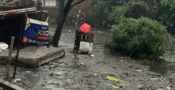 Banjir yang terjadi akibat tersumbatnya saluran air di Gang Nangkasuni, (07/03/2025). (Sumber: Irene Sinta)
