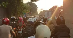 Kemacetan parah yang terjadi sepanjang jalan Soekarno Hatta, pada 2 Desember 2025. (Sumber: Athhar Jundi Pratama Attaqa)
