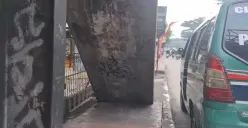 Trotoar Manjahlega Bandung dalam Bayang-Bayang JPO dan Reklame