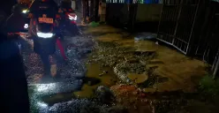 Pengendara motor menghindari jalan berkubang di persimpangan Tugu Simpang Lima, Kota Bandung, Kamis (4/12/2025). (Foto: Maya Angelina)