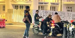 Potret juru parkir liar di salah satu titik Kota Bandung (04/12/25) (Foto: Salsafira Farelya)