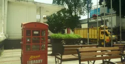 Sebuah Street Library tampak lengang dengan buku-buku yang mulai berdebu di samping Gedung Merdeka, Jalan Asia-Afrika, Bandung, Jumat (05/12/2025). (Sumber: Dokumentasi Penulis | Foto: Adellia Ramadhani)