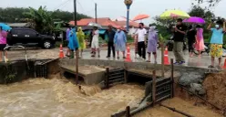 Keadaan salah satu tanggul di daerah Baleendah ketika volume air sedang naik, Rabu (3/12/25). (Sumber: Dok. pribadi)